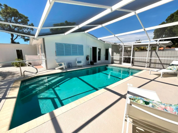 Luxurious Coasal Retreat in Naples - 3-Bedroom, Private Pool
